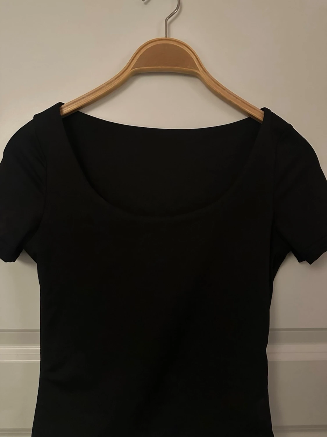 Svart basic topp med rund ringning - 1