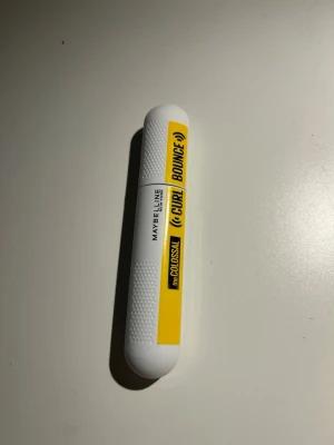 Maybelline Curl Bounce Mascara svart - Maybelline The Colossal Curl Bounce Mascara i färgen 01 Very Black. Ger volym och böjda fransar. Innehåller 10 ml och har en modern, sportig design.