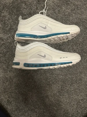 Nike Air Max 97 vita sneakers - Säljer ett par vita Nike Air Max 97, helt nya köpta för 2-3 månader, använda par gånger, kvitto finns Priset kan snackas.