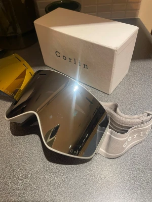Skidglasögon Corlin Eyewear - Jättesnygga skidglasögon från Corlin Eyewear. Magnetisk lins som går att byta. 2 linser ingår, en grå och en gul/grön. Använda en gång. 