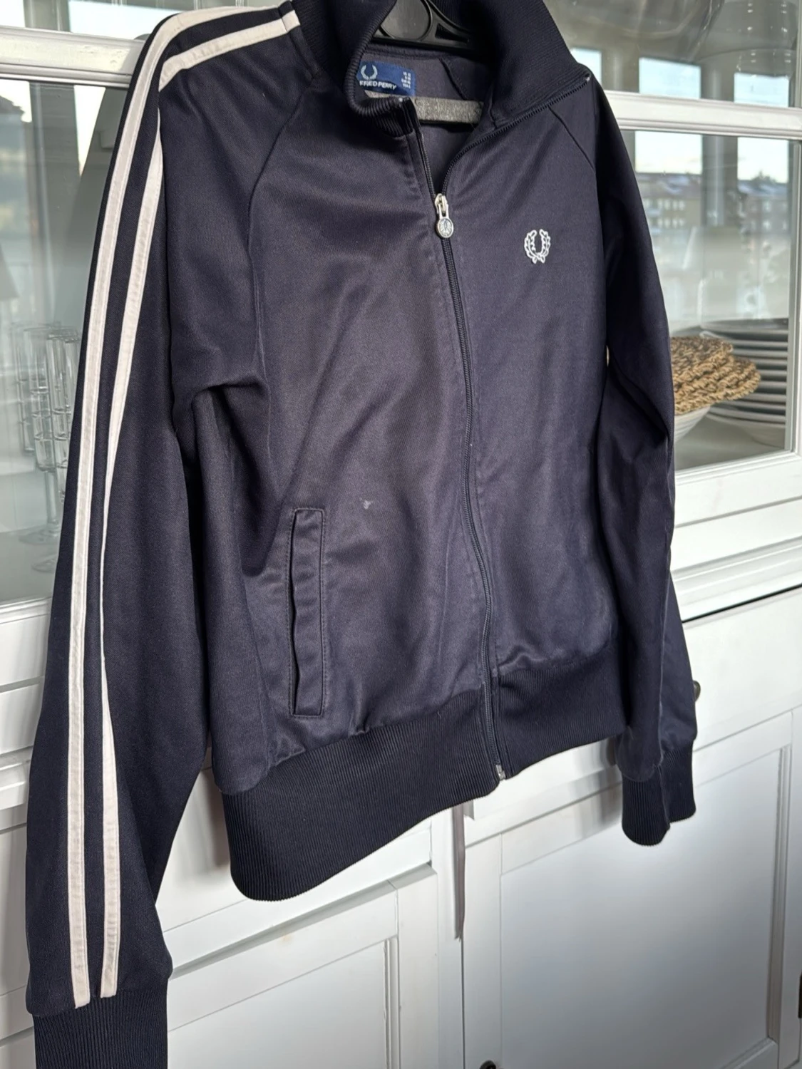 Marinblå vindjacka från Fred Perry