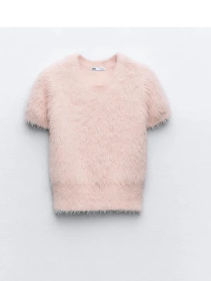 Ljusrosa fluffig stickad tröja Zara - Supersöt ljusrosa stickad tröja från Zara med korta ärmar och rund hals. Tröjan har en fluffig, mjuk yta och ribbade kanter vid hals och ärmslut. Knappt använd. 🤗