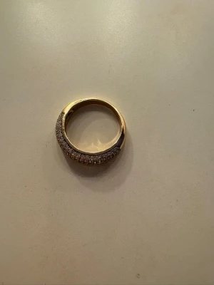 Guld ring  - En fin guld ring. Har aldrig använt. Vet tyvärr inte vart den är ifrån 
