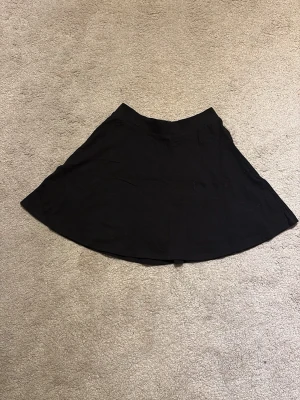 Svart kortkjol från Kappahl - Säljer en svart kjol från Kappahl. Storlek 158-164. Säljer eftersom jag har ett överskott av kjolar och inte använder den så mycket :). Skriv om ni har några frågor 🫶