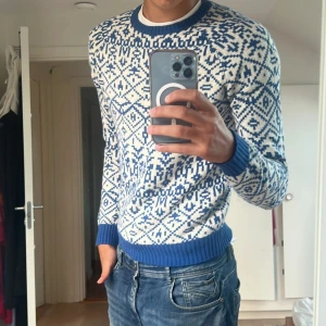 Kashmir tröja - Hej, säljer nu en riktigt snygg och unik kashmirtröja som jag fått många komplimanger för och aldrig sett någon annan ha. Storlek M. Skriv om du har funderingar. Nypris ca 1800kr.