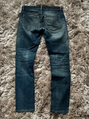 Dondup George Jeans - Tjena! Säljer nu dessa Dondup George Jeans. Storlek 32x32 - Skick 9/10 - Nypris på dessa är ca 3000 och mitt pris 999, (pris kan diskuteras vid snabb affär). Hör gärna av er vid minsta fundering/fråga. MVH JL STORE