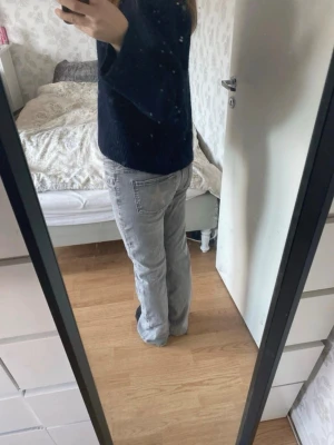 Grå raka jeans med fickor - Säljer ett par grå jeans med rak passform och klassiska fem fickor. Jeansen har bälteshällor och dragkedjegylf. Perfekta för en avslappnad och trendig look. Passar till det mesta och är riktigt snygga till sneakers.