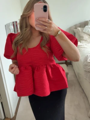 Topp - Röd topp från Åhléns i storlek 36