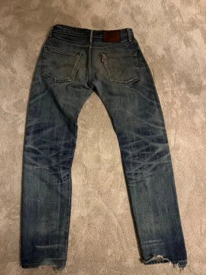 Levis selvedge jeans  - Säljer dessa svinfeta levis 501xx selvedge med en fin wash. De har små fläckar på låren men det ger dem bara mer karaktär enligt mig. Byxorna är storlek 32/32 men skulle hållt mig till måtten nedan:  Midja:41 Lår:27 Innerben:78 Ytterben:102 Benöppning:18