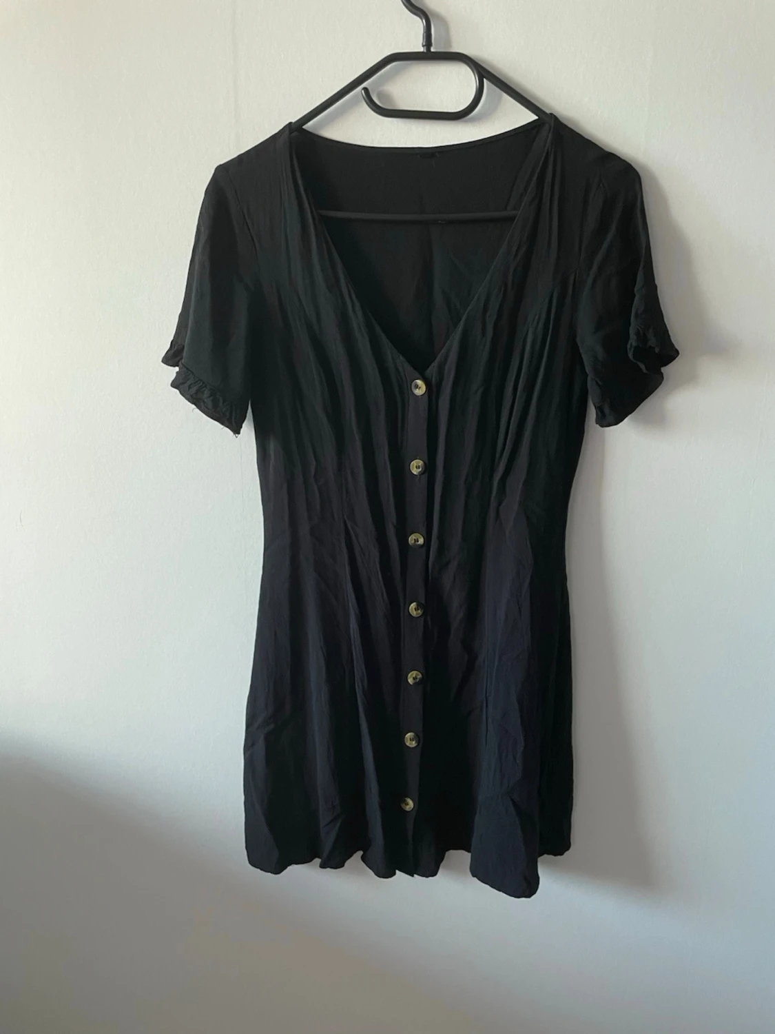 Svart kortklänning med knappar