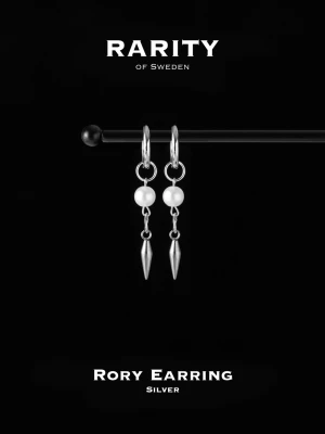 Rory Earring silverörhängen - Snygga örhängen i silver från Rarity of Sweden med vita pärlor och droppformade hängen. Modern design med ringfäste och stilrena detaljer som passar till många looks.