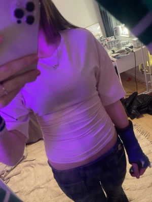 Ljusrosa basic t-shirt från H&M - En enkel  ljusrosa t-shirt från Gina tricot. T-shirten har rund halsringning och ganska långa ärmar. Perfekt att matcha med jeans eller kjol. Använd en gång!