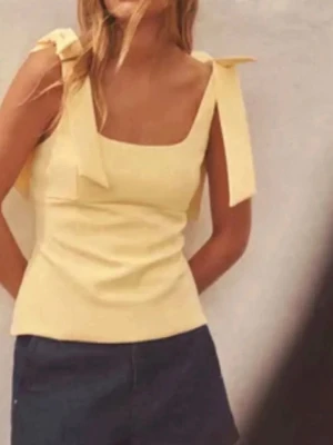 Gul topp med rosetter - Säljer denna populära toppen från Zara då den inte passar! Inga defekter och är i gott skick🥰använt den fåtal gångerna ca 4 gånger🥰 hör gärna av dig för fler bilder eller andra frågor!!