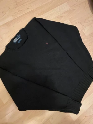 Svart stickad tröja från Polo Ralph Lauren - En svart stickad tröja från Polo Ralph Lauren i den äldre modellen, säljs inte längre! Postar inom 24h📦 Köp minst två plagg för 20% rabatt 🤝