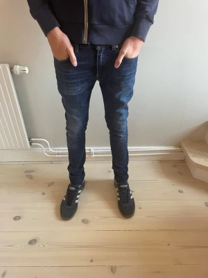 Mörkblå Acne Studios jeans 29/32 - Säljer ett par mörkblå slim fit jeans från Acne Studios, modell Thin Spaniel Vint. Jeansen har klassisk femficksdesign och är tillverkade i 99% bomull och 1% elastan för en skön stretch. Perfekta för en clean och stilren look.
