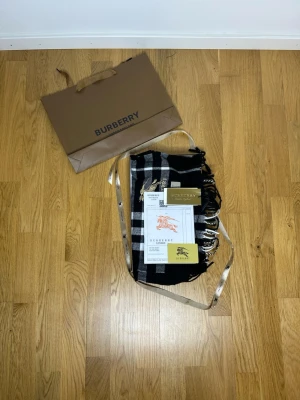Burberry Halsduk 100% Kashmir - Storlek: One Size | 100% Kashmir | FRI FRAKT!!!🚨| Skickad 24h inom köp | Skriv vid minsta lila |