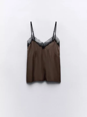 Brun satinlinnetopp med spets - Snygg brun linnetopp i satin med tunna axelband och svart spetsdetalj vid urringningen. Knapp använd från Zara! 