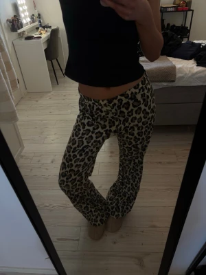 Linnebyxor med leopardmönster - Snygga linnebyxor med leopardmönster i beige, brunt och svart. 🎀 Aldrig använda! Storlek M men passar S, är 169 cm lång.