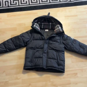 Burberry jacka - Lite använd burberry jacka i storlek S men passar Xs. 1 knapp är sönder (se sista bilden)