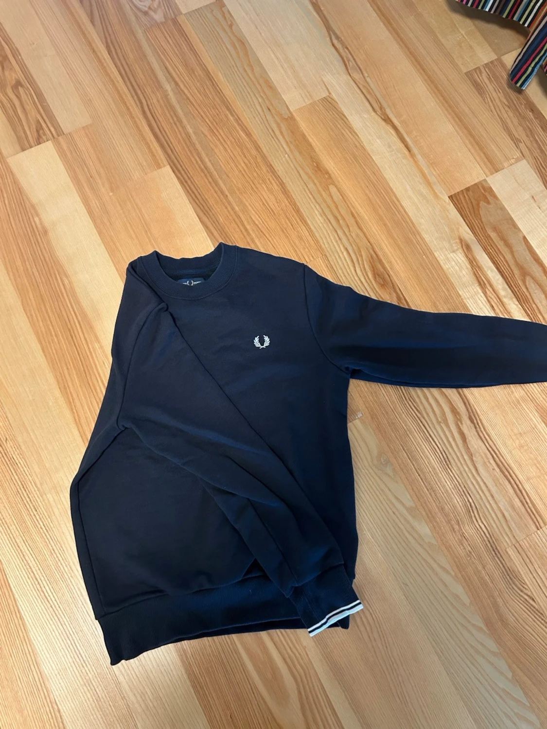 Svart sweatshirt från Fred Perry - 1
