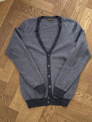 Stenstöms cardigan / kofta i merinoull - Blå stickad cardigan med mönster från Stenströms, tillverkad i 100% merinoull. Stl S, bra skick. Nypris ca 1500 kr. Hör 