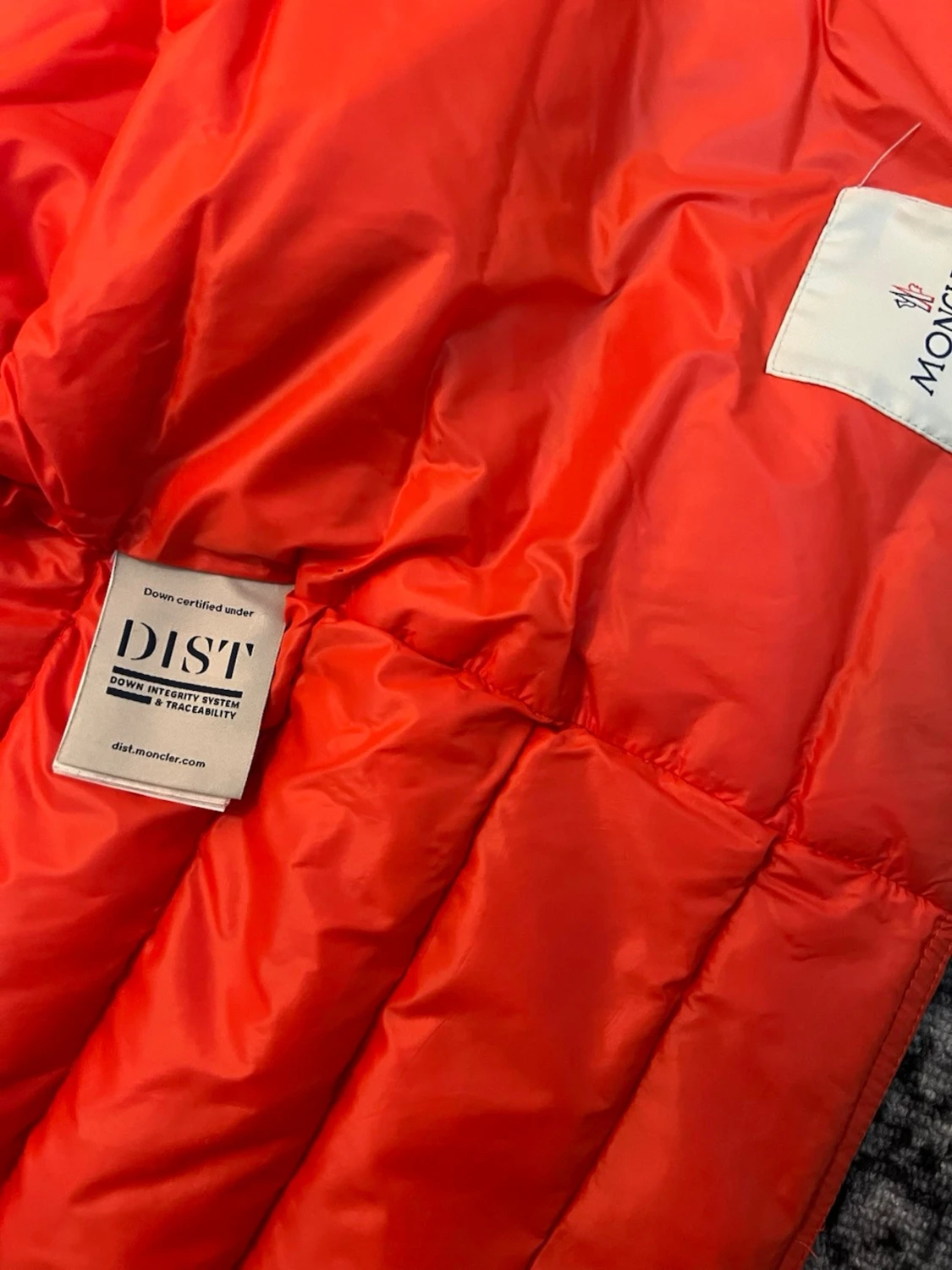 Röd dunväst från Moncler - 2