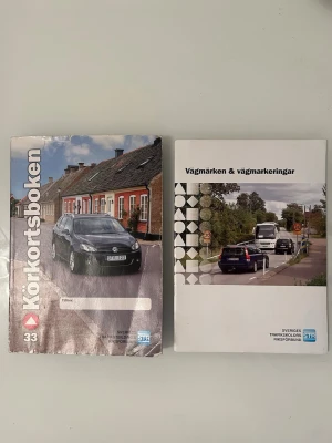 Körkortsboken + Vägmärken & vägmarkeringar - Två böcker för körkort: 'Körkortsboken' och 'Vägmärken & vägmarkeringar'. Allt i bra skick. Perfekt för dig som ska ta körkort och vill ha både teori och vägmärkesträning. Kan även sälja separat vid intresse.