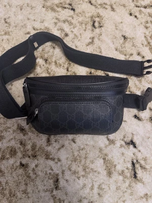 Gucci Shoulder Bag ☔️‼️ - feeetaste Gucci midje väska säljs just nu, eftersökt av väldigt många och en av dom väskorna som trendar just nu, jätte snygg och stilig, först till kvarn!