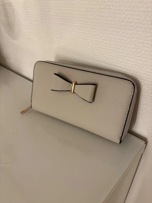 Beige plånbok → Ullared - Säljer denna oanvända beiga plånboken från Ullared, då jag tyvärr inte har fått någon anvandning av den 🤍