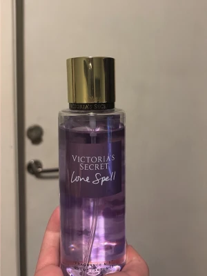 Victoria's Secret Love Spell body mist 250ml - Säljer en av mina Victoria’s secret body mist’s eftersom jag redan har en likadan som denna, ca 10 % använd, luktar svin gott med och håller LÄNGE, älskar! 250ml 