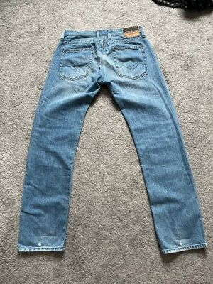 Replay jeans - Storlek 31/32 nästan helt nya med snygga slitningar svåra att få tag på