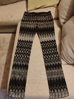 Svarta och vita zigzag-mönstrade leggings, från Missoni - Säljer ett par snygga leggings med svart och vitt zigzag-mönster. De har en kroppsnära passform och är stretchiga för extra komfort. Perfekta för dig som gillar att sticka ut med coola mönster. Materialet känns mjukt och följsamt.