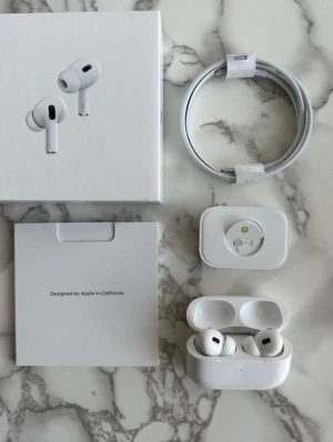 Apple AirPods Pro 2 (USB-C) - Säljer ett par vita Apple AirPods Pro med trådlöst laddningsetui. Hörlurarna har aktiv brusreducering, transparensläge och adaptivt ljud. Kommer med originalkartong, laddkabel och extra öronproppar. Perfekt för musik, poddar och samtal.