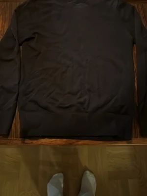 Mörkblå 100%cashmere sweatshirt  - Stilren och skön mörkblå cashmere tröja från uniqlo. Nypris 1299