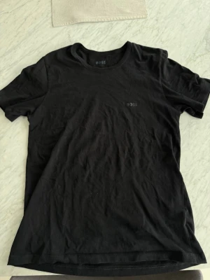 Boss tshirt - svart boss t shirt riktigt bra skick inget fel på den storlek M kan passa S oxå!