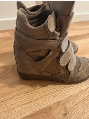 ”Isabel marant” - Skor som jag köpte på vinted från siader tror jag. Skriv för fler bilder. kilklack