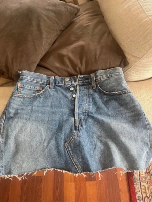 Levis jeans kjol -  snygg jeans kjol från Levis som jag köpt här på vinted. Aldrig använt då den var för liten i midjan på mig, som nu i efterhand hade tagit storlek 28 eller 29 istället. Jättebra skick.