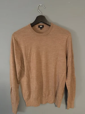 Beige Uniqlo tröja - Tjena säljer en sjukt snygg merinoull tröja från uniqlo i storlek S, skick 10/10, helt ny, använd en gång. Hör gärna av er vid fler frågor eller funderingar, mvh