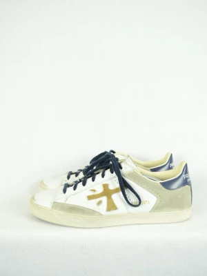 Premiata sneakers  - PREMIATA SNEAKERS Storlek : 44 Passform : Normal Användning : Skorna är i ett fint skick utan defekter Nypris : Cirka 3000SEK