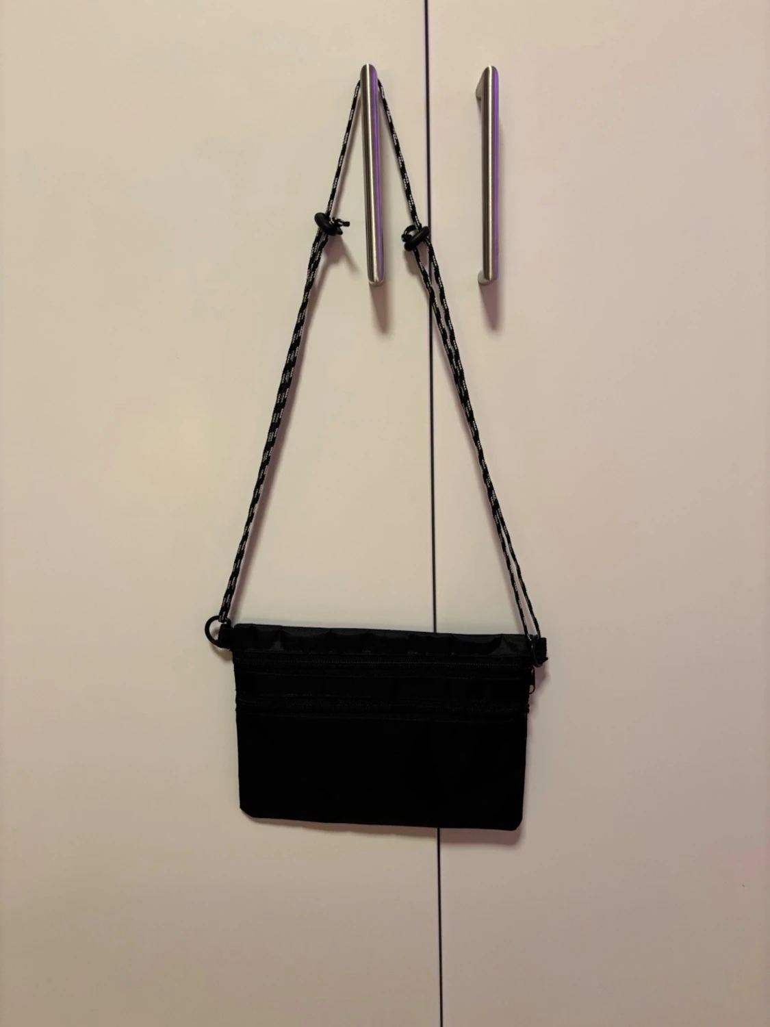 Svart axelväska med dragkedja - 4
