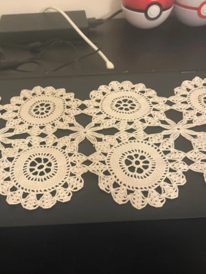 Virkad duk i beige bomull - Handgjord virkad duk i beige bomull med sexkantigt mönster av cirklar och blommor. Perfekt som dekoration på bord eller byrå. Ger en klassisk och mysig känsla till rummet.