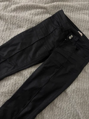 Skinnbyxor  - Lläder/skinnbyxor från Nelly i stolek 34. Mycket bra skick, dock är byxorna lite skrynkliga på bilden stryker man bör det försvinna!!! Vid ena knappen är det lite trådigt annars finns det inget fel med byxorna. 💞💞💞