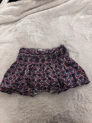 Kort sommarkjol från Zara - Säljer denna kjol från Zara, är ganska liten men den är perfekt för sommaren