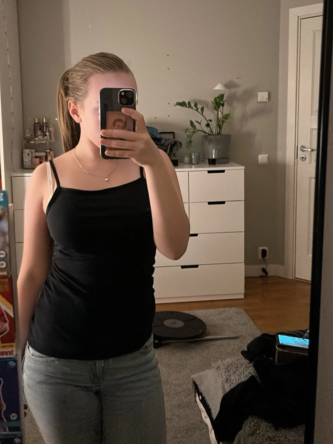 Svart linne med smala axelband