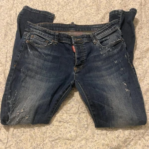 Blå slitna jeans från DSQUARED2 - Säljer ett par jeans från DSQUARED2