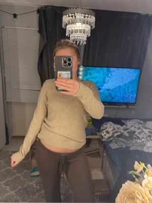 Beige stickad tröja ifrån vila - Mysig beige stickad tröja men har tyvärr en liten liten fläck på bröstet men är nästan helt säker på att den går att få bort, annars jätte fint skick och skönt material 