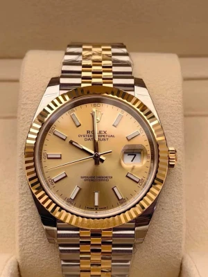 Role Datejust guld/silver klocka - Snygg Role Oyster Perpetual Datejust med tvåfärgad länk i guld och silver. Klockan har guldfärgad urtavla, datumfönster och räfflad bezel i guld. Klassisk och exklusiv design med robust metallarmband. Brand new. Automatic movement. Dial size 41mm. Quick deal with serious buyers. Fast shipping.