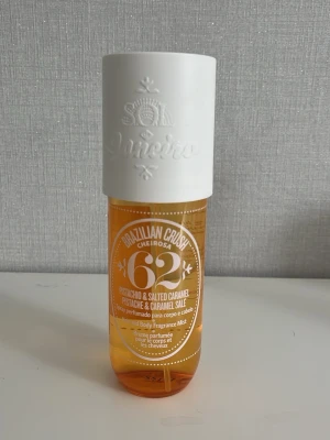 Sol de Janeiro Brazilian Crush 62 - Sol de Janeiro Brazilian Crush Cheirosa 62 är en body mist med doft av pistage och saltad karamell. Flaskan är genomskinlig orange med vit plastkork och har en modern, stilren design. Perfekt för dig som gillar söta och fräscha dofter.