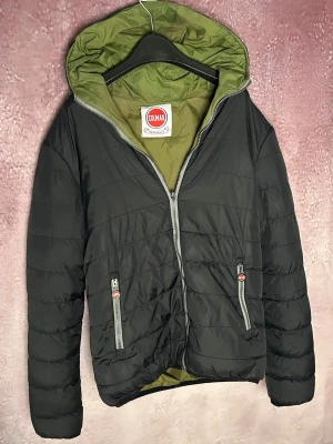 Colmar vårjacka - Mycket fint skick | Size 48 = S | fraktar inom 24 timmar | för att köpa klicka ”köp nu” | vid frågor eller funderingar skriv en meddelande | följare får bättre rabatter🙌