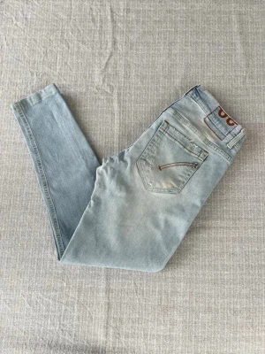 Ljusblå Dondup George jeans med slitningar, storlek 30 - Ljusblå Dondup George jeans med feta slitningar, mest från produktion Några defekter, lagade i grenen Hör av er vid frågor!